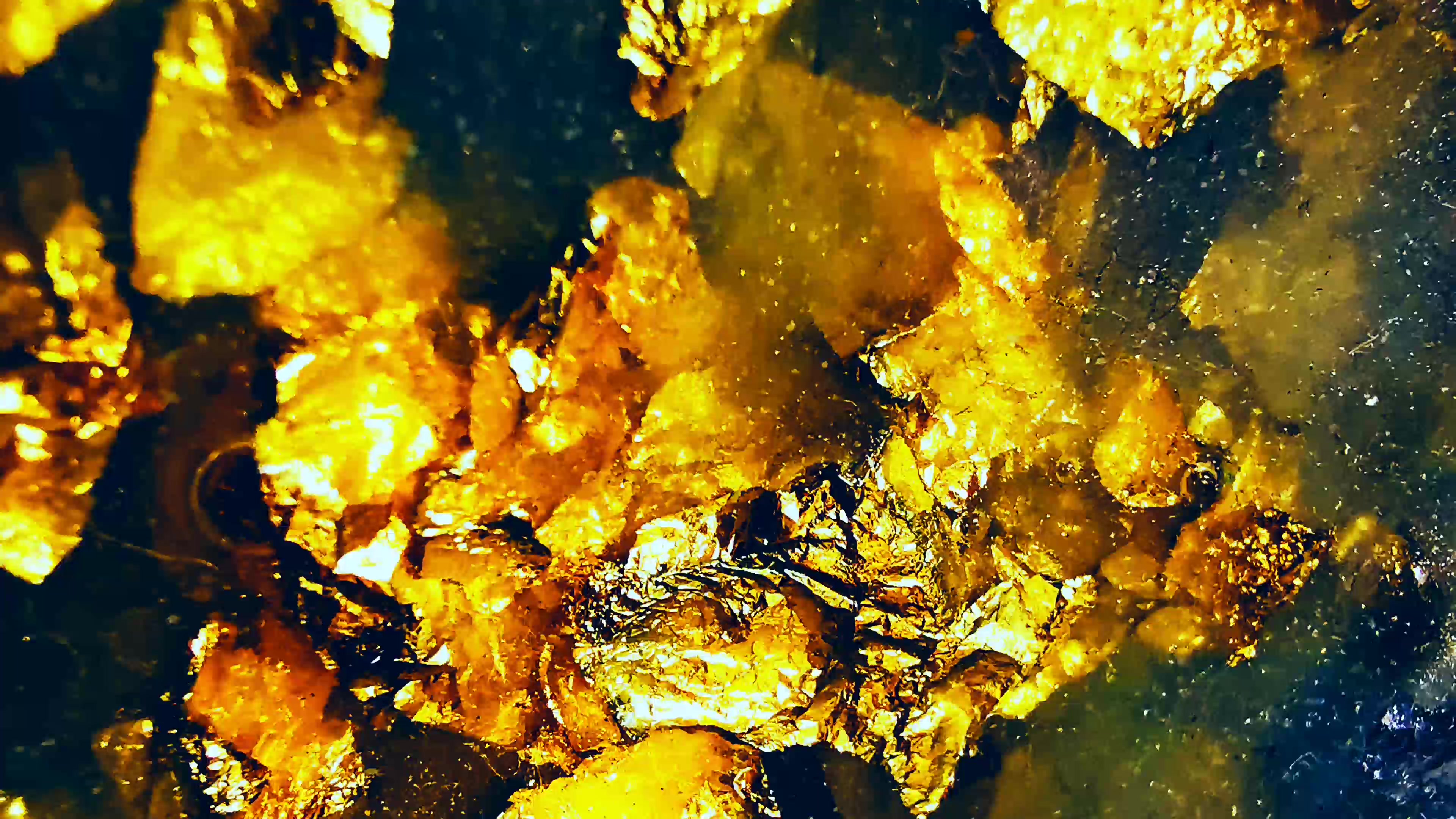Golden Crystal Flow – 4K abstract VJ loop