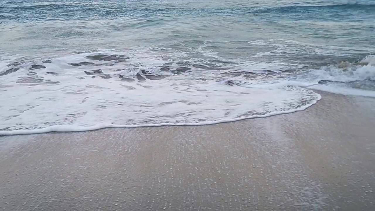 Tranquil Shoreline Waves — Soothing – 720p ocean VJ loop