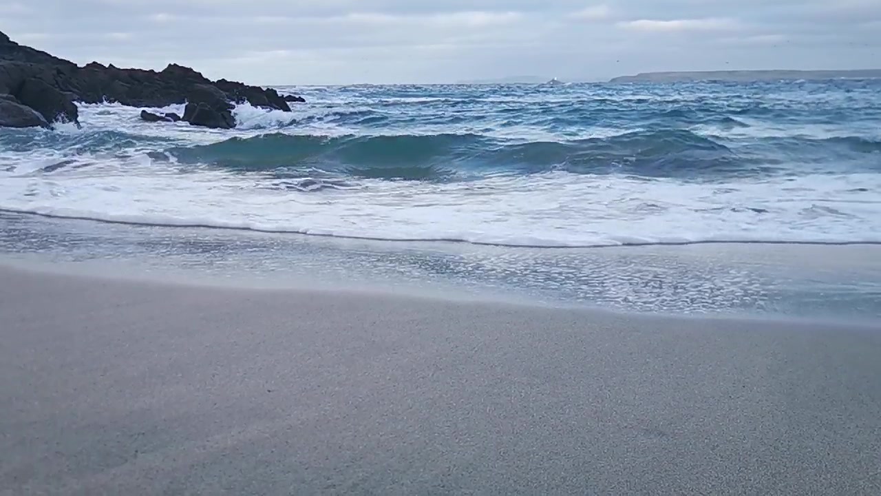 Tranquil Shoreline Waves — Nature Relaxing – 720p ocean VJ loop
