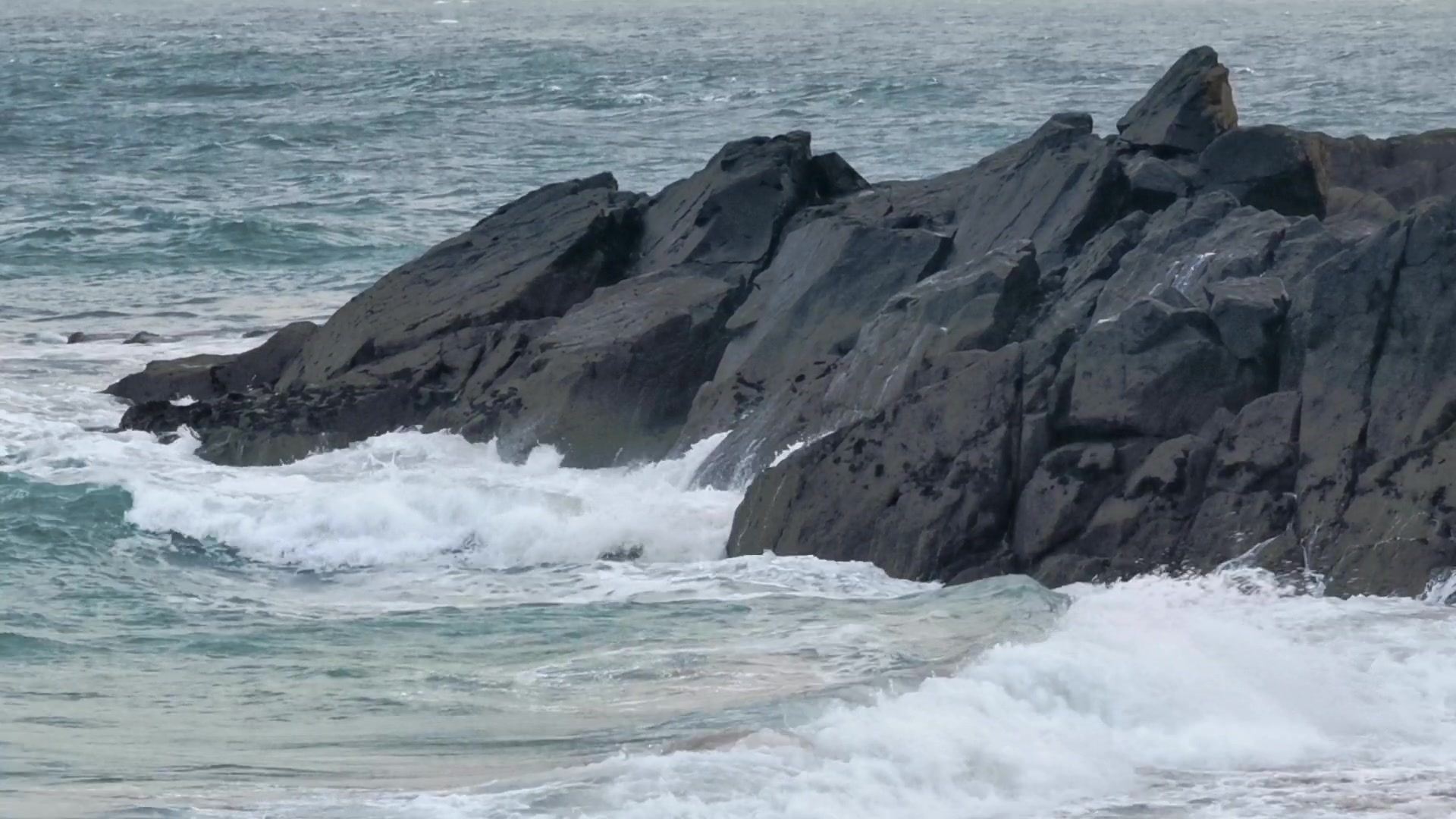 Waves on Rocky Shore — Powerful Water – 1080p ocean VJ loop